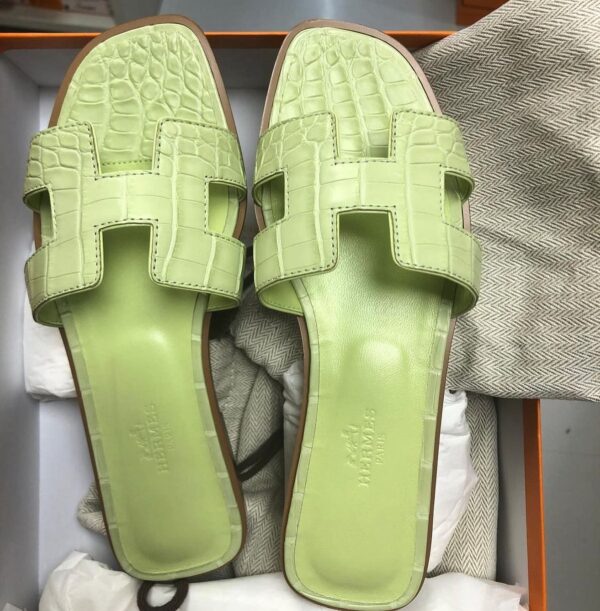 Sandales plates en cuir façon crocodile vert pistache