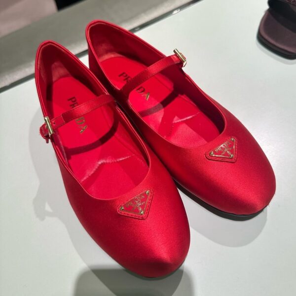 Ballerines en satin rouge intense