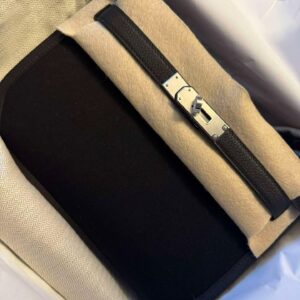 Sac en toile noire élégamment contrastée